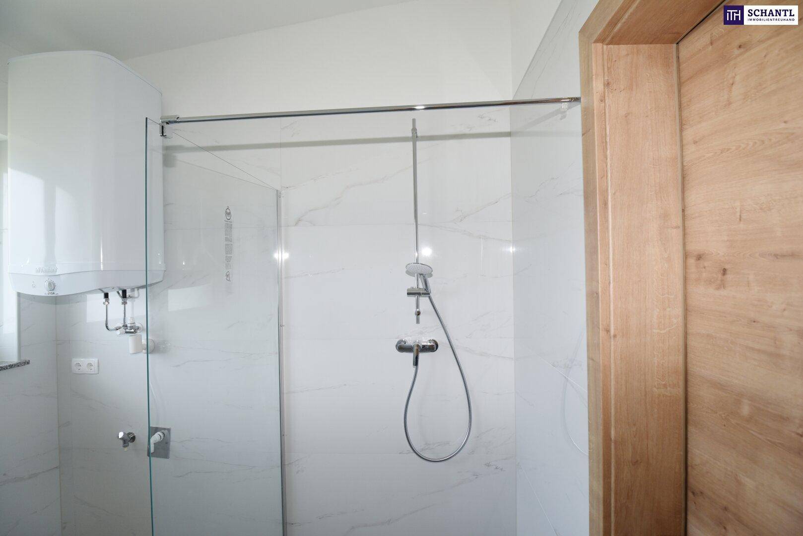 Duschbereich im Badezimmer mit Glasabtrennung und modernen Armaturen, sehr funktional.