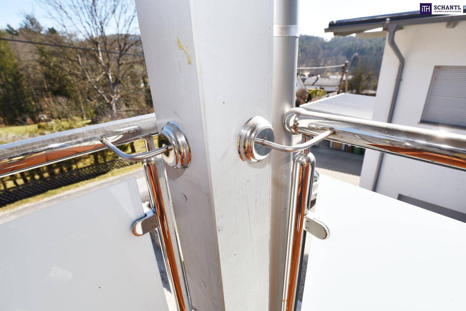 Detailaufnahme eines modernen Edelstahlgeländers mit Glasfüllung, sehr robust und elegant.