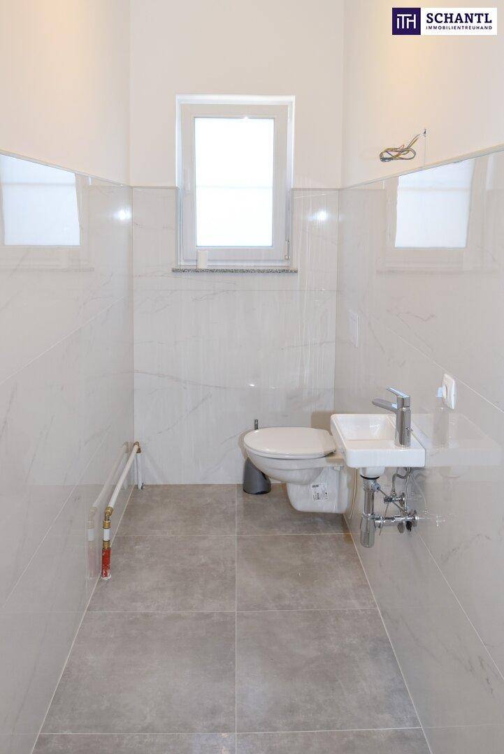 Kleines Gäste-WC mit Wand-WC, Waschbecken und Fenster für natürliche Belüftung.