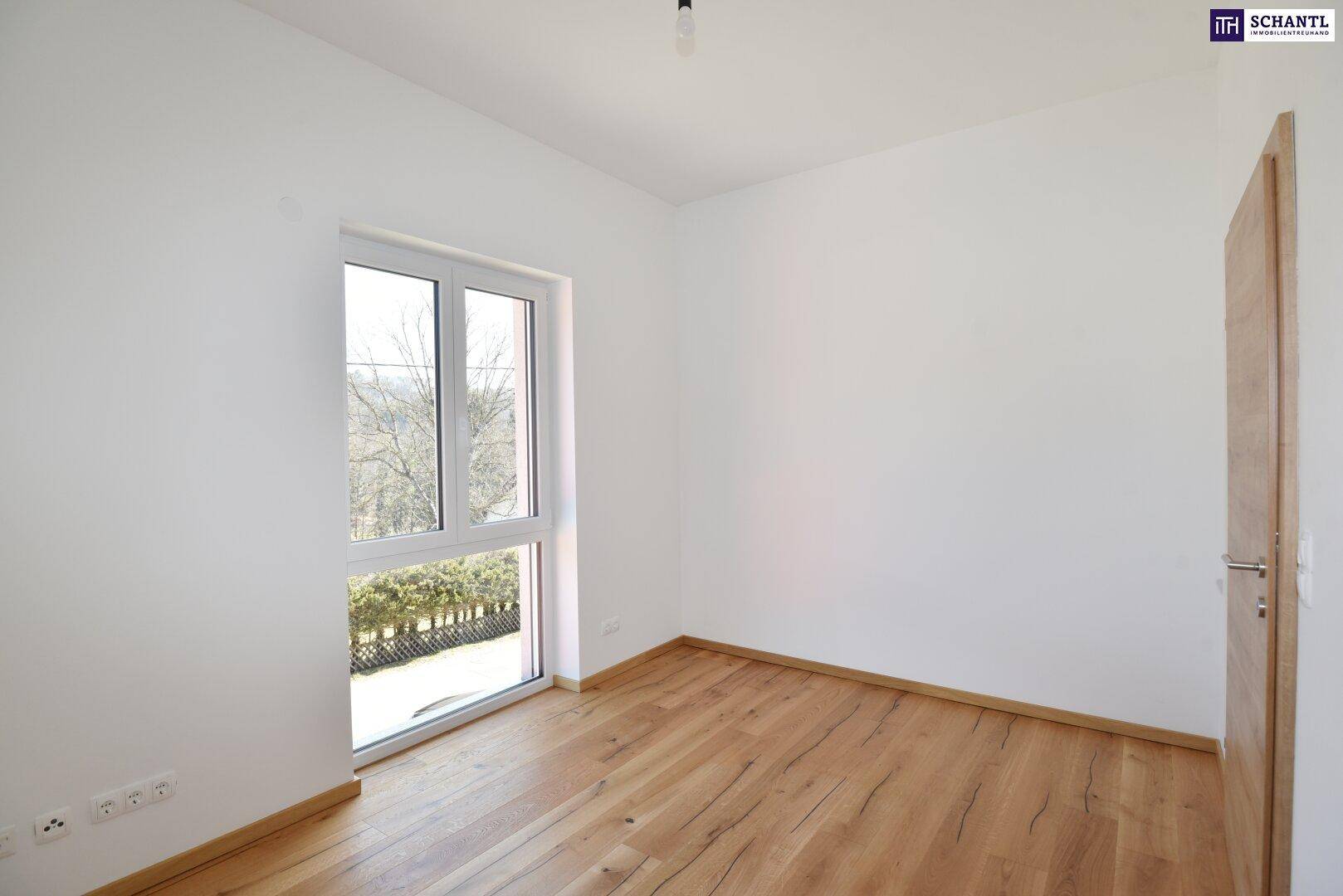 Helles Zimmer mit Holzboden und Fenster, ideal als Schlaf- oder Kinderzimmer nutzbar.