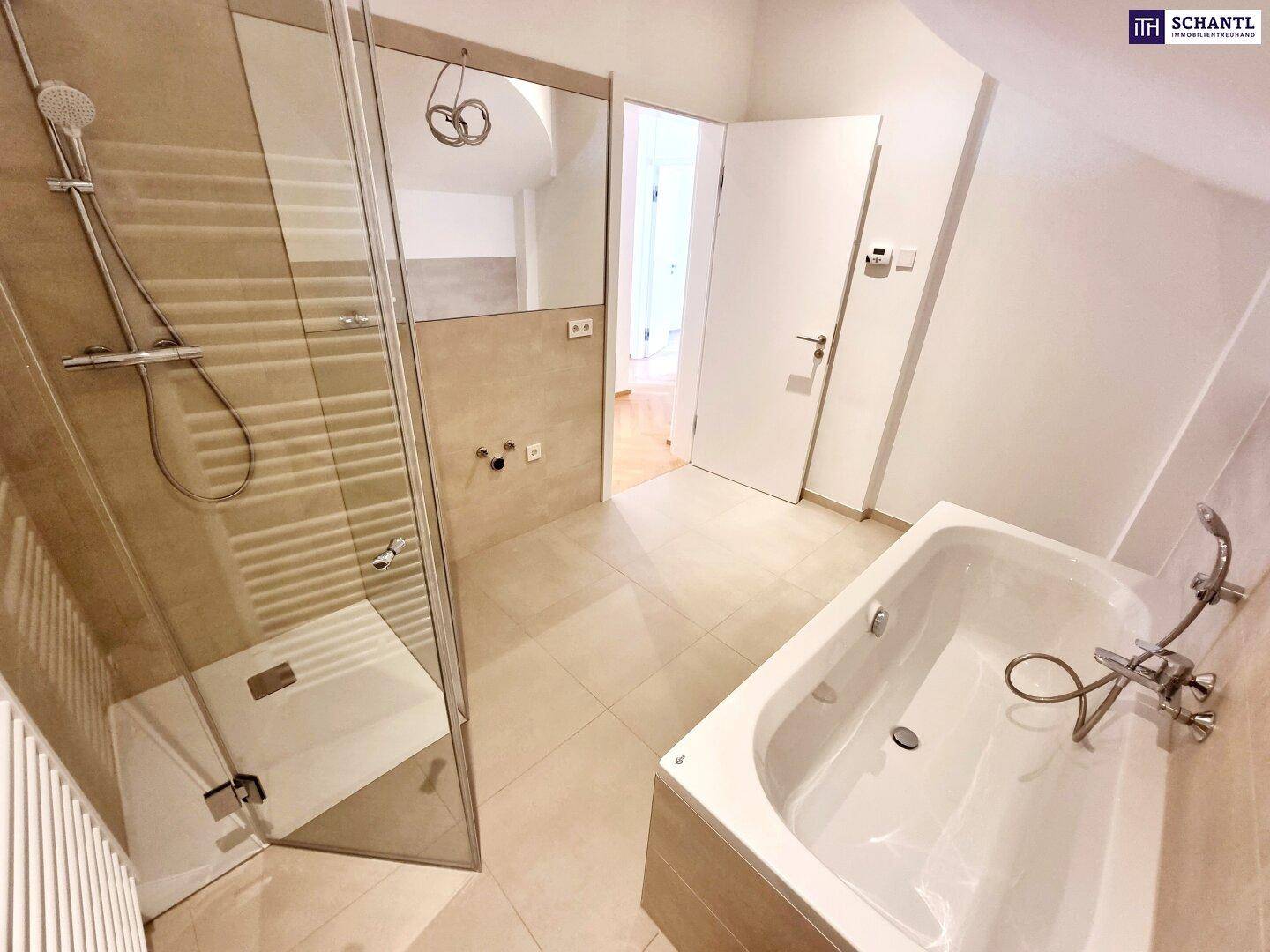 Geräumiges Badezimmer mit Glasdusche, Badewanne und großem Spiegel.