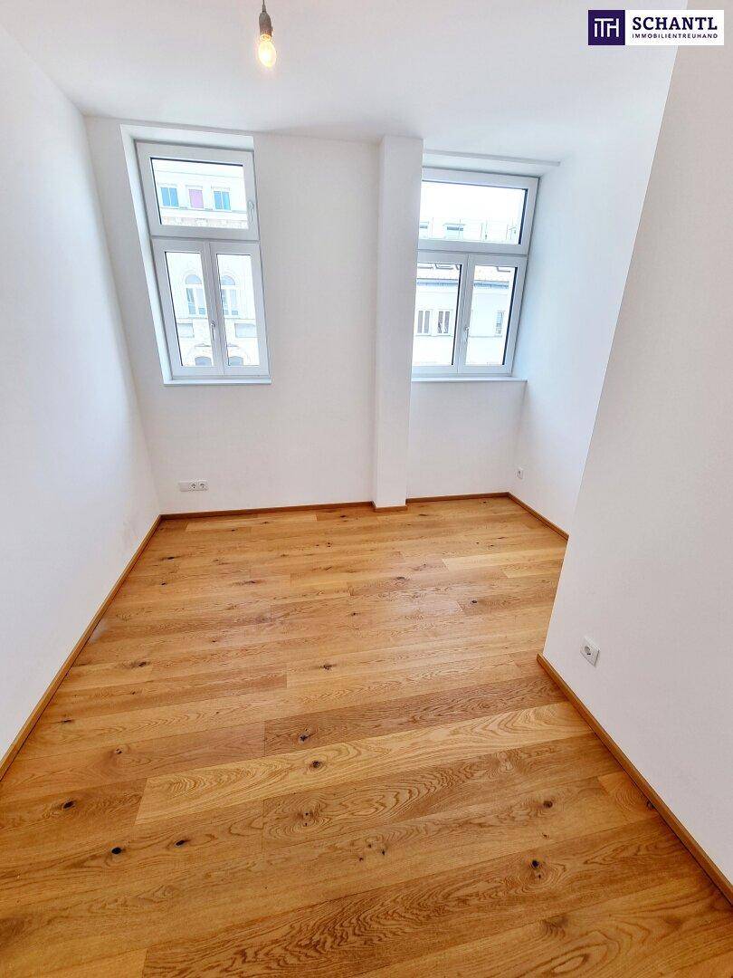Helles Zimmer mit zwei Fenstern und Eichenparkett, bietet viel Tageslicht.