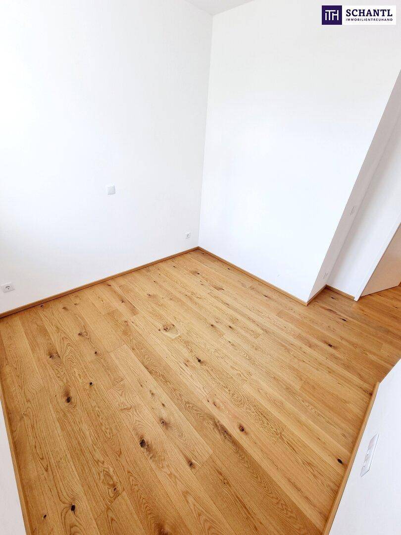 Ruhiges Zimmer mit Eichenparkett und weißen Wänden, bietet vielseitige Nutzungsmöglichkeiten.