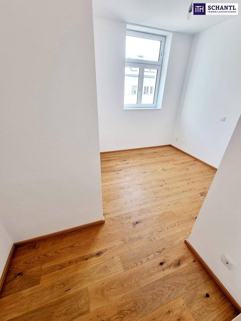 Gemütliches Zimmer mit Eichenparkett und einem Fenster, ideal für ein Kinderzimmer.