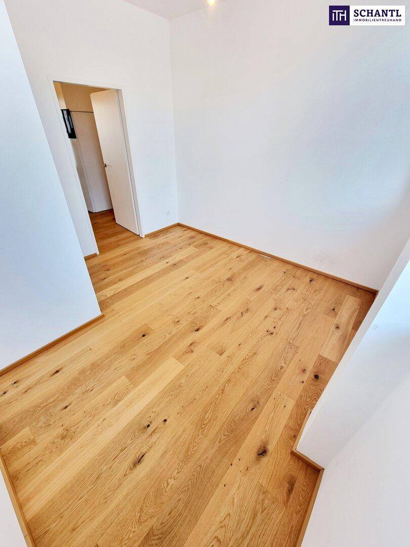 Ruhiges Zimmer mit Eichenparkett und weiß gestrichenen Wänden, bereit zum Einzug.
