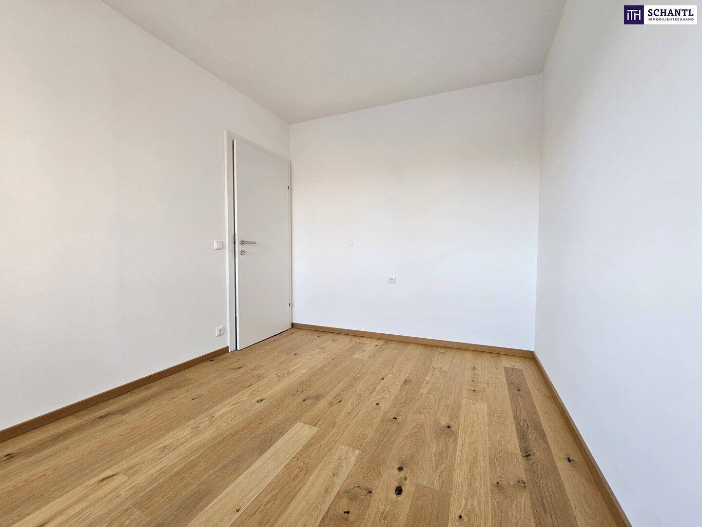 Unmöbliertes Zimmer mit Parkettboden und weiß gestrichenen Wänden, bietet viel Gestaltungspotenzial.