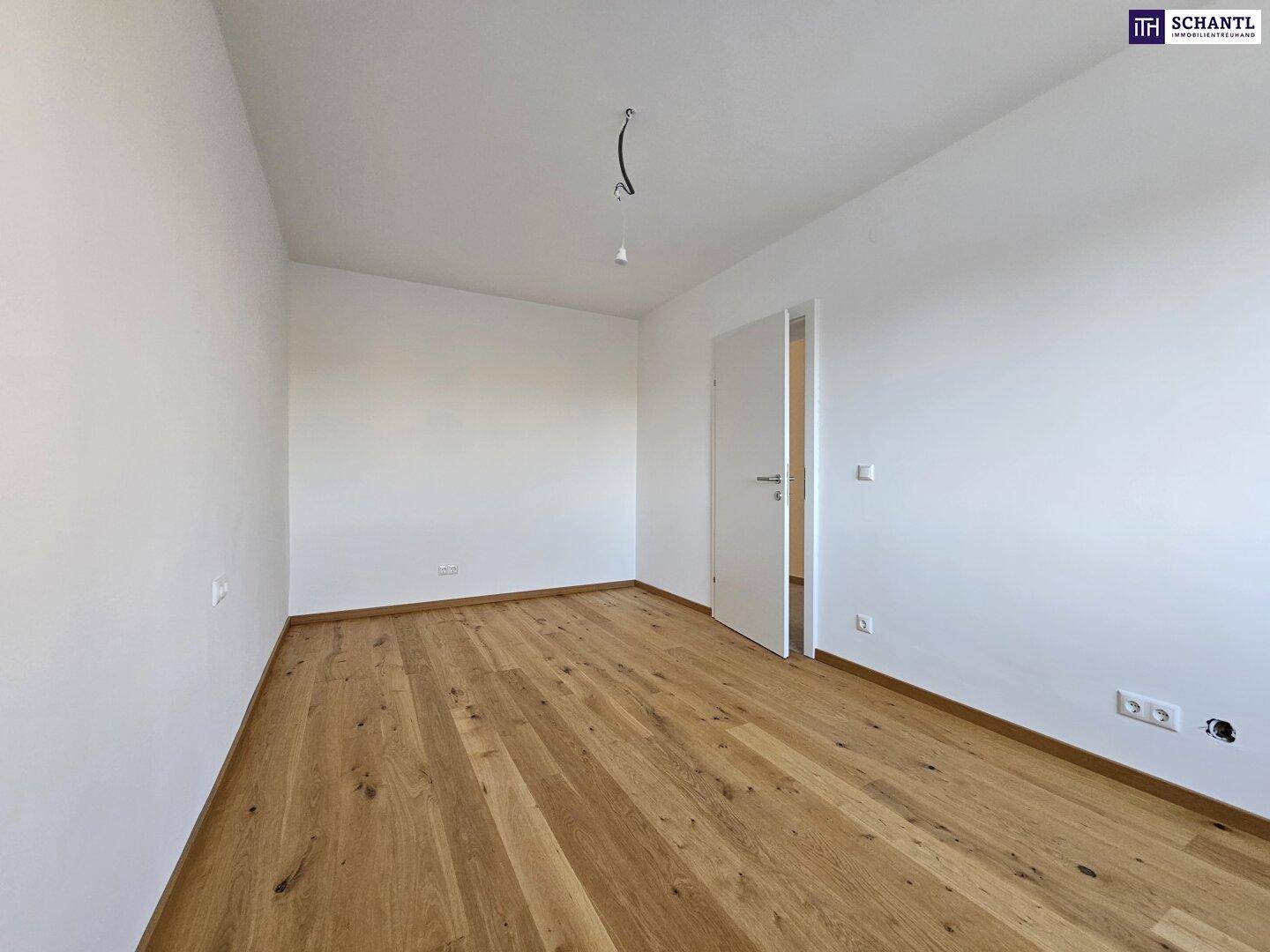Helles Zimmer mit Parkettboden und weiß gestrichenen Wänden, ideal für individuelle Gestaltung.