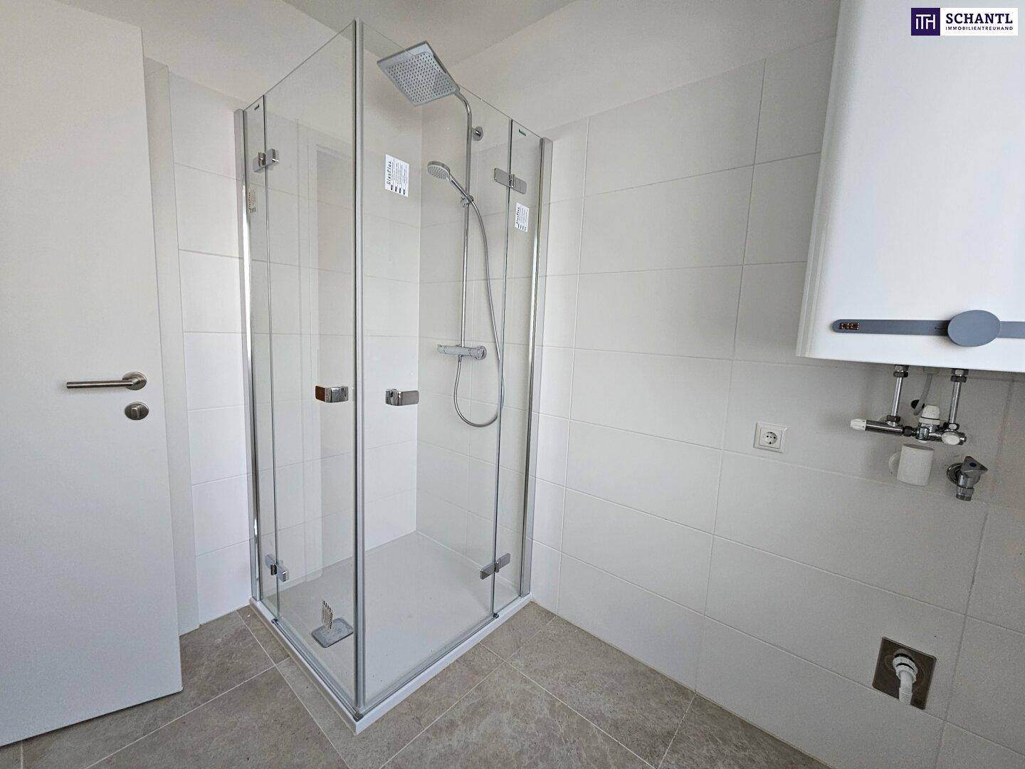 Modernes Badezimmer mit Duschkabine, Fliesen und Wandheizkörper.