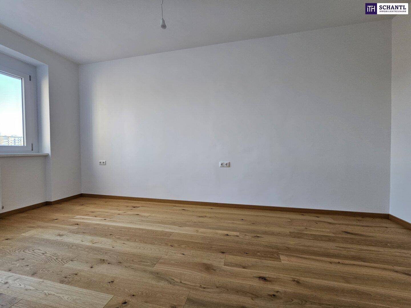 Unmöbliertes Zimmer mit Parkettboden und weiß gestrichenen Wänden, bietet viel Platz.