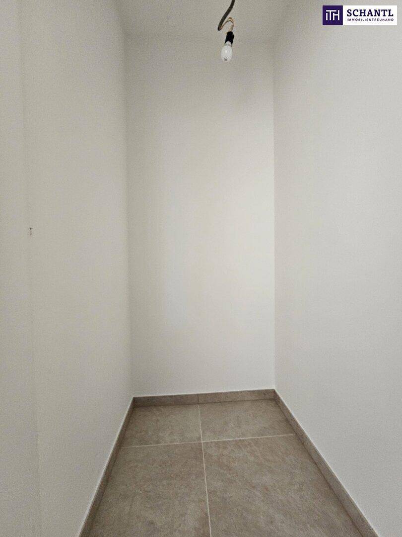 Kleiner Abstellraum mit Fliesenboden und weißen Wänden, ideal für zusätzlichen Stauraum.