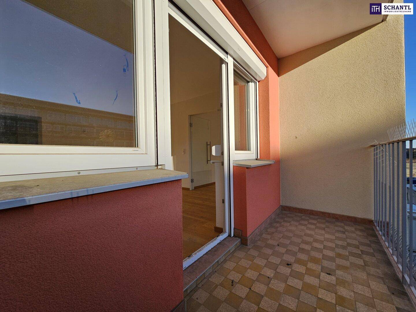Balkon mit Fliesenboden und Blick auf die Umgebung, zugänglich vom Wohnbereich.