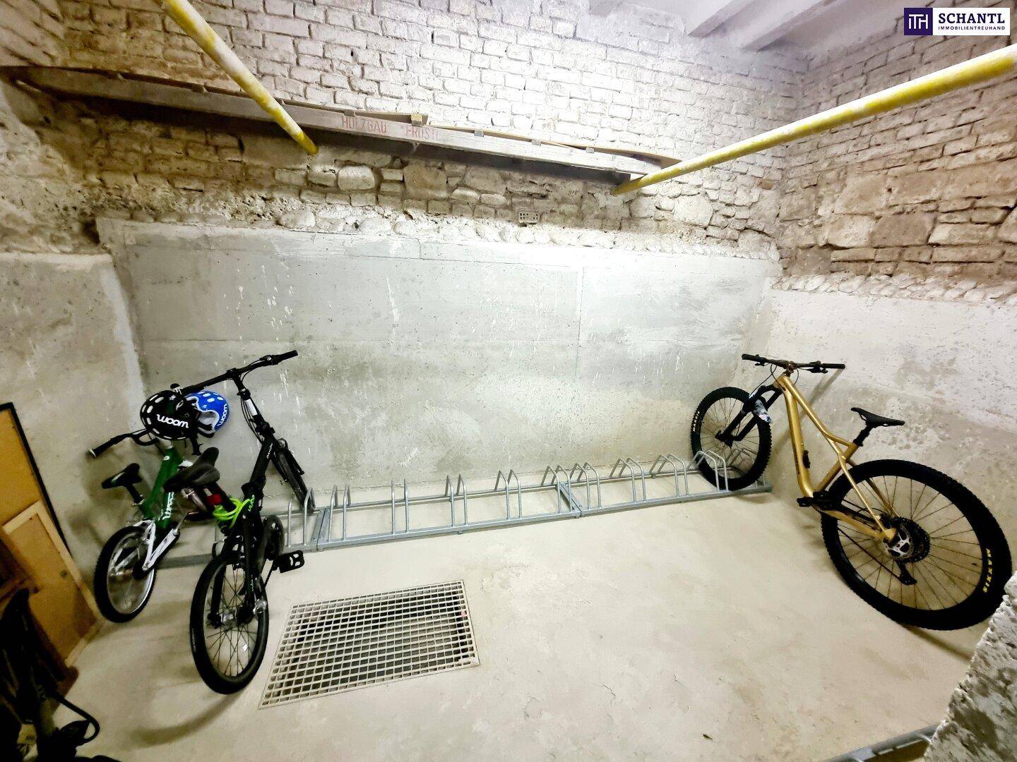 Fahrradraum im Keller mit Abstellmöglichkeiten für mehrere Fahrräder.
