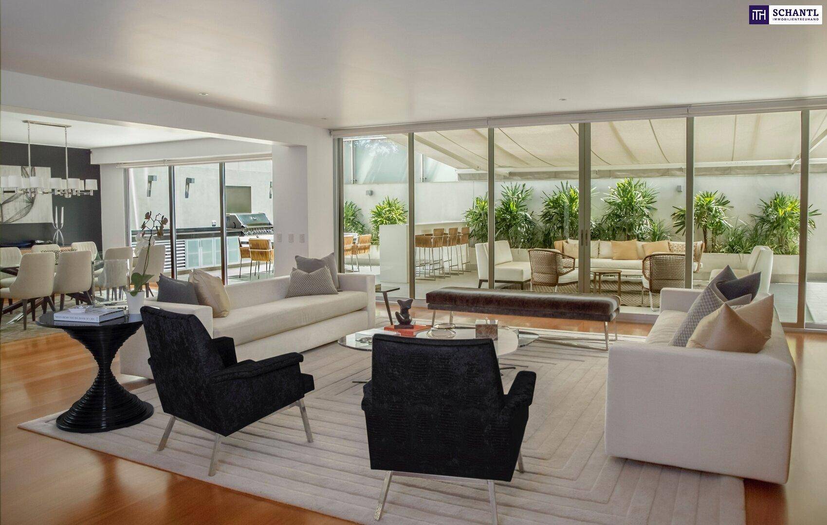 Geräumiges, modernes Wohnzimmer mit großen Glasfronten und Zugang zu einer begrünten Terrasse.
