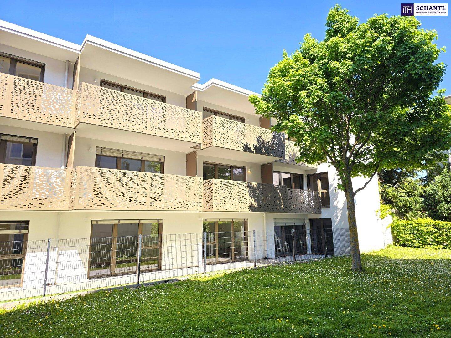 Moderne Wohnanlage mit mehreren Balkonen und einem gepflegten grünen Gartenbereich.