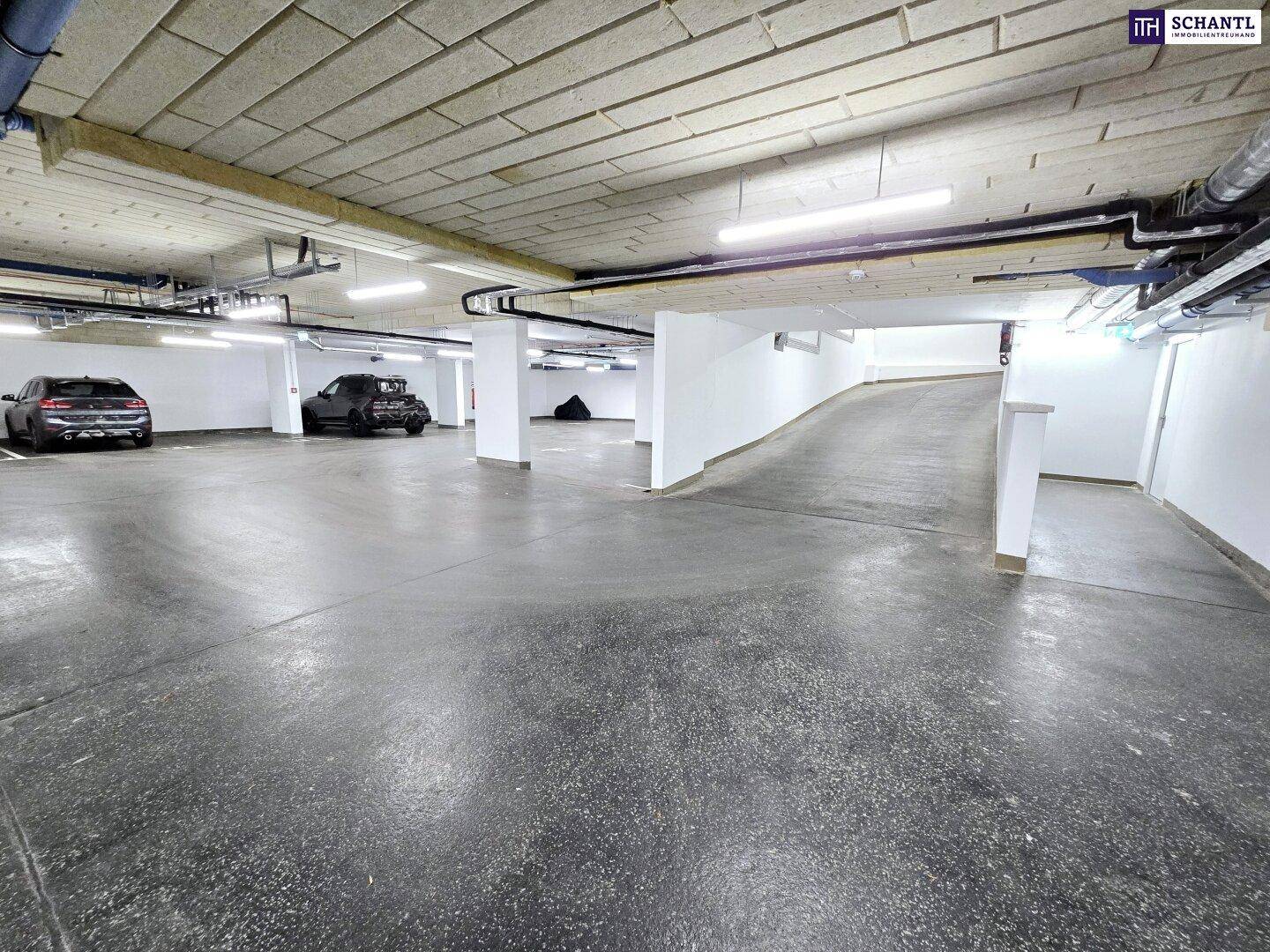 Geräumige Tiefgarage mit Zufahrtsrampe und ausreichend Stellplätzen.