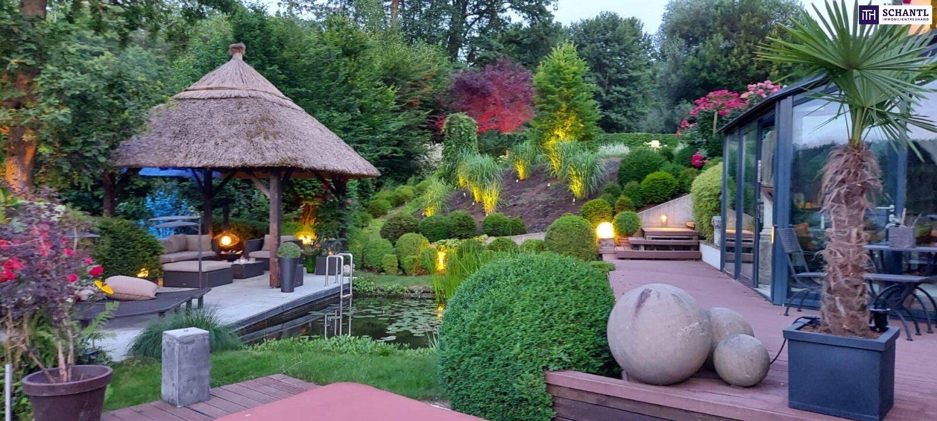 Malerischer Garten mit Strohdach-Pavillon, Teich und beleuchteten Pflanzen für entspannte Abende.