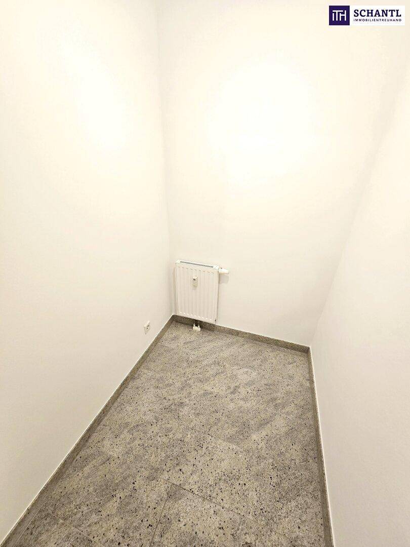 Kleiner Abstellraum mit Fliesenboden und Heizkörper, ideal für zusätzlichen Stauraum.