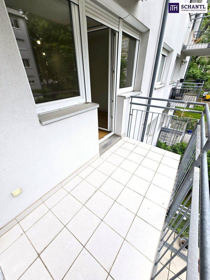 Heller Balkon mit Fliesenboden und Metallgeländer, bietet einen angenehmen Außenbereich.