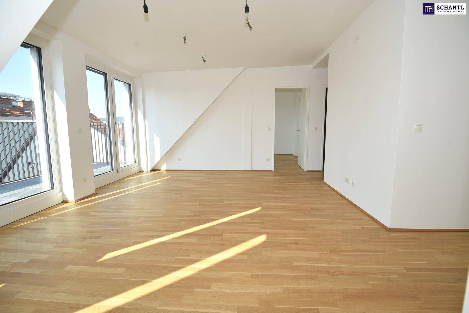 Lichtdurchfluteter Wohnraum mit helzboden und großen Glastüren, die zu einem Außenbereich führen.