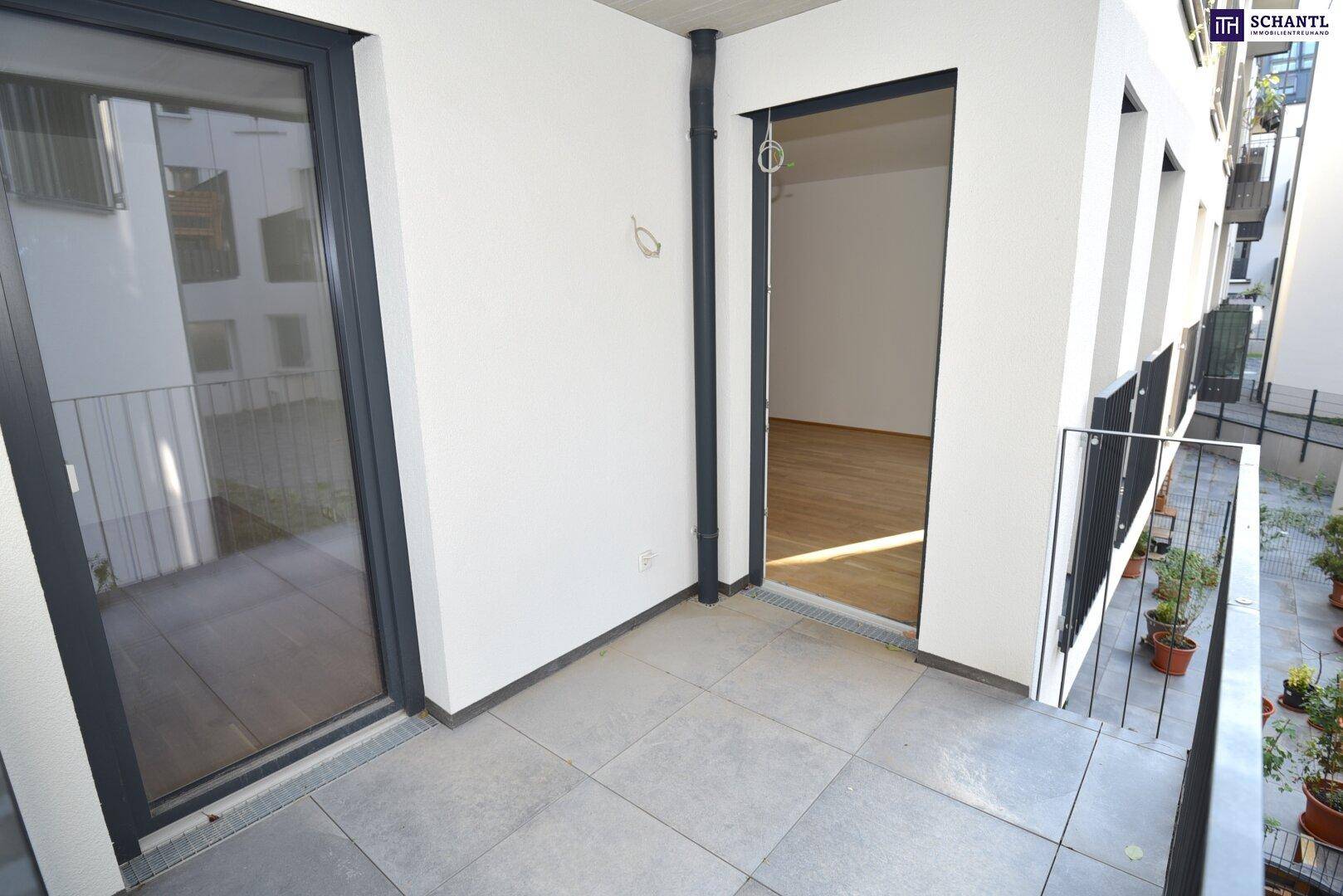 Kleiner Balkon mit Fliesenboden und Metallgeländer, zugänglich von einem Innenraum.