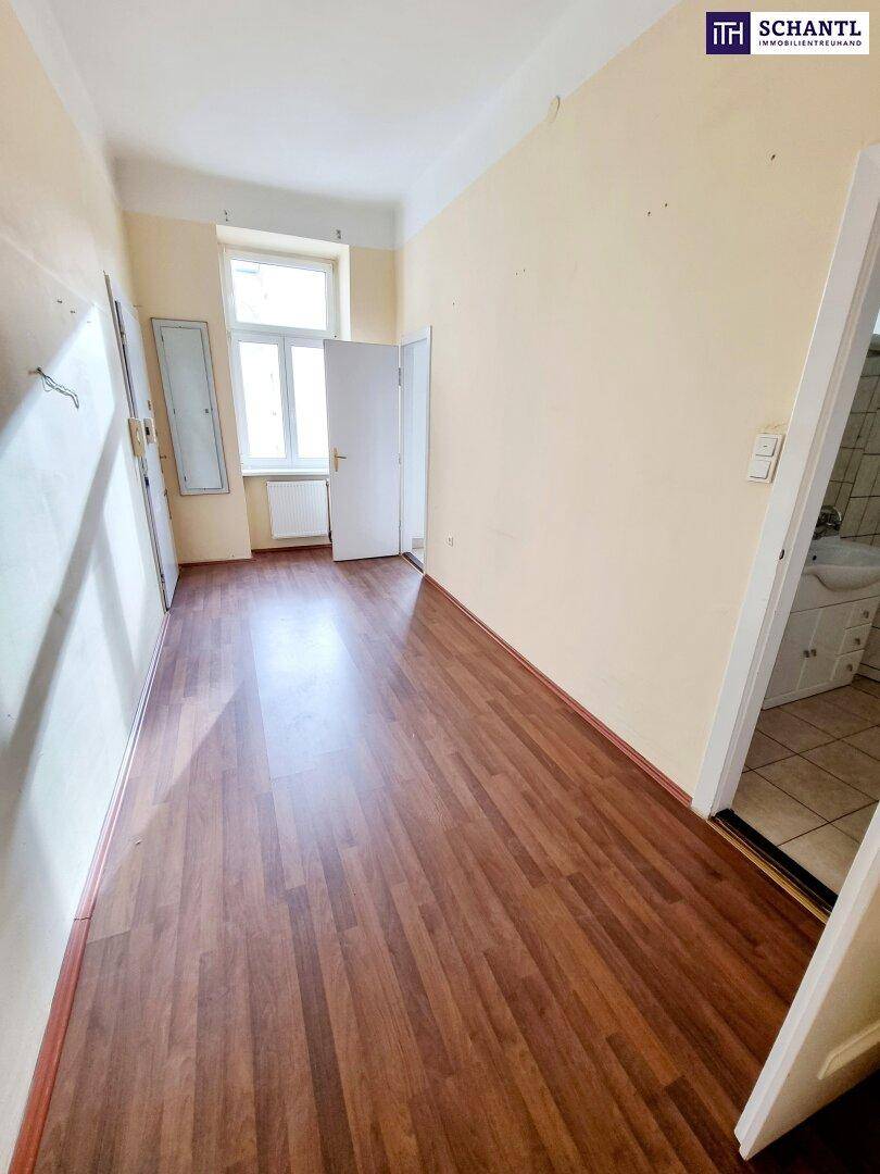 Heller, leerer Raum mit Laminatboden und Fenster, ideal für Schlaf- oder Wohnzimmer.