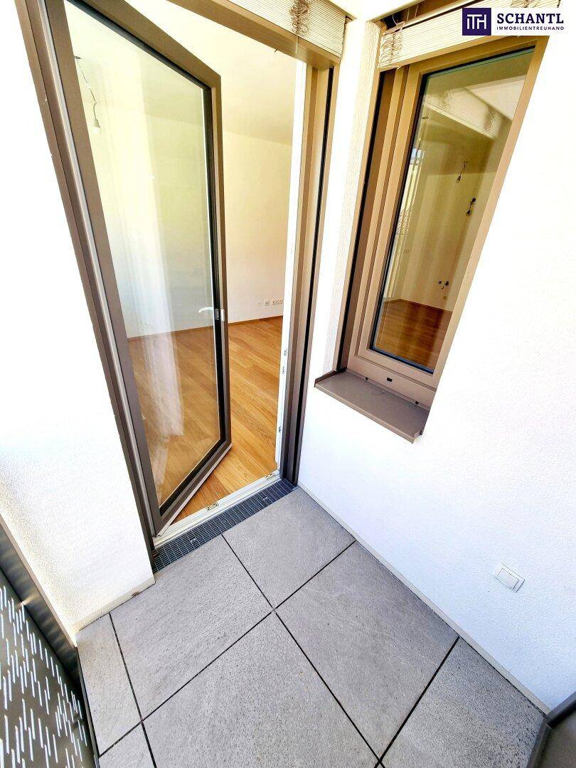 Balkon mit Fliesenboden und Zugang vom Innenraum, ideal für Entspannung.
