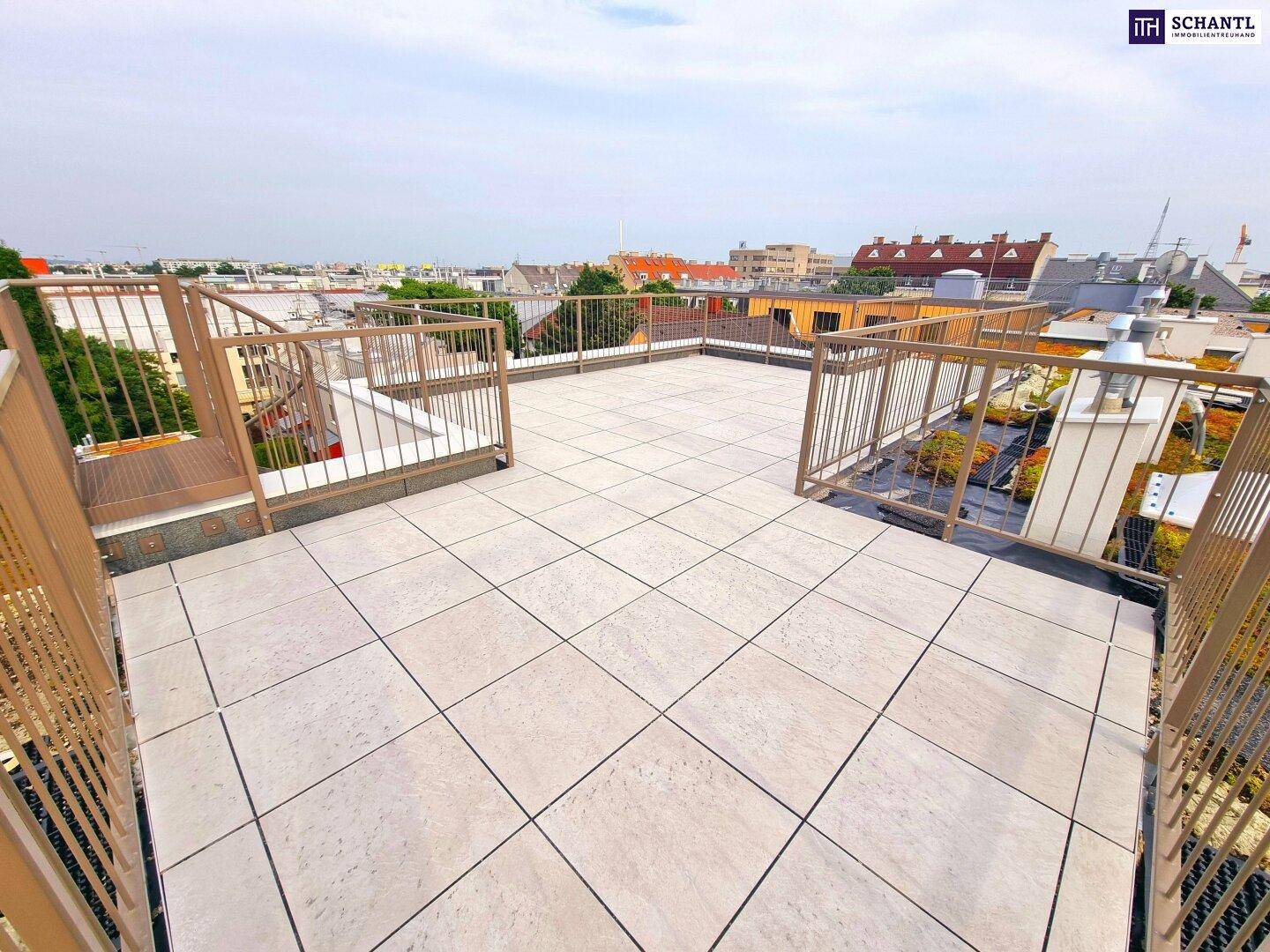 Geräumige Dachterrasse mit Fliesenboden und weitem Blick über die Stadtlandschaft.