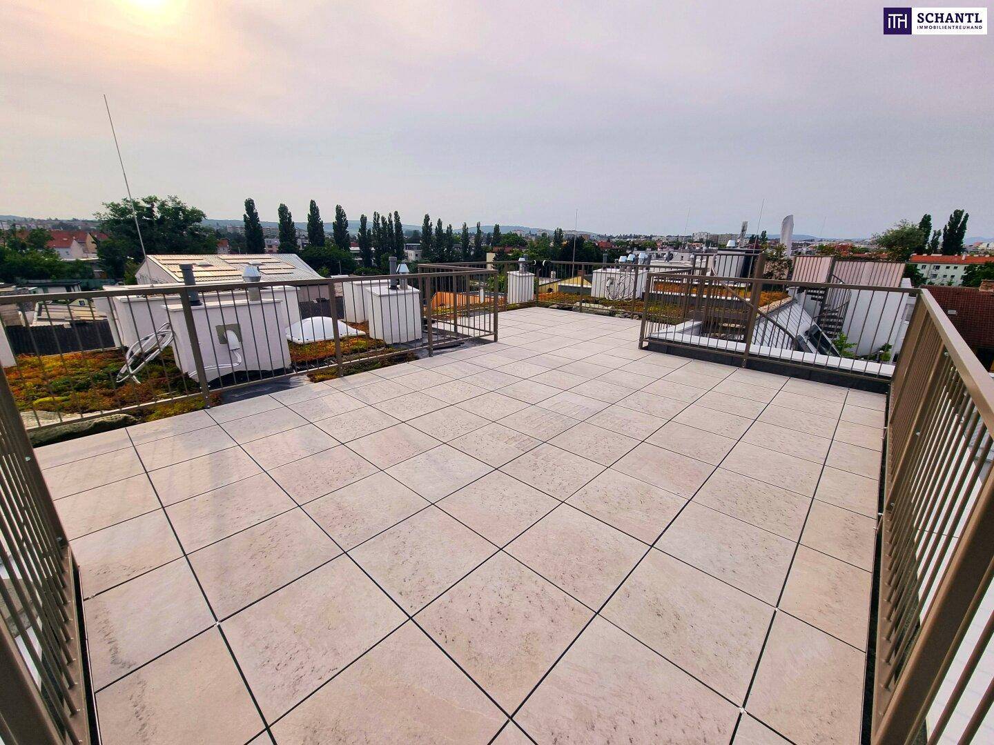 Helle Dachterrasse mit moderner Gestaltung und Panoramablick auf die Umgebung.