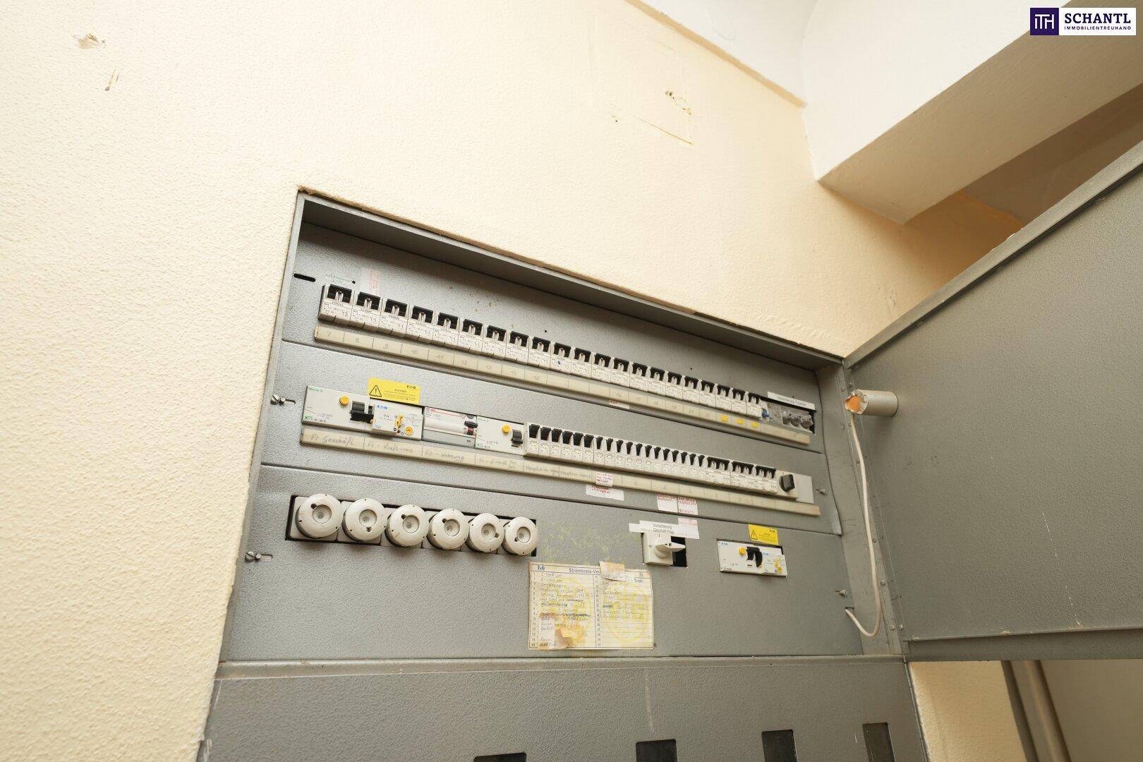 Detailansicht eines großen elektrischen Verteilerkastens an einer Wand in einem Funktionsraum, zeigt die Infrastruktur.