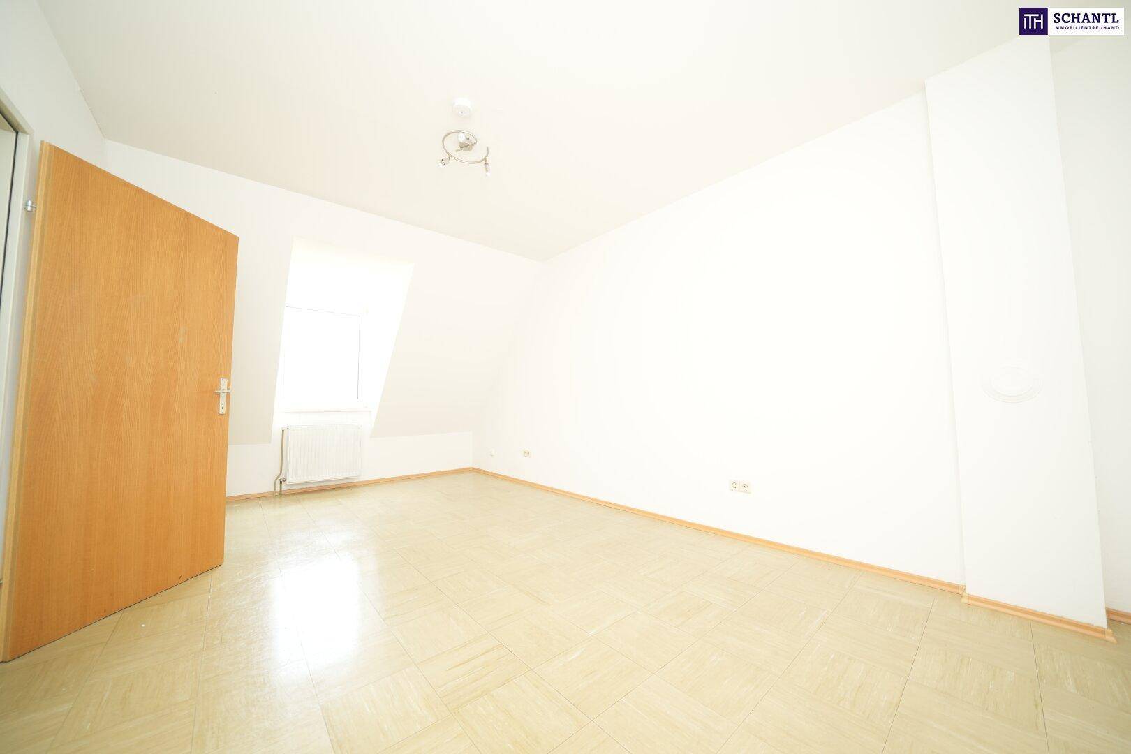 Helles Zimmer mit Laminatboden und Dachschräge, ideal als Schlaf- oder Arbeitszimmer, bietet viel Licht.