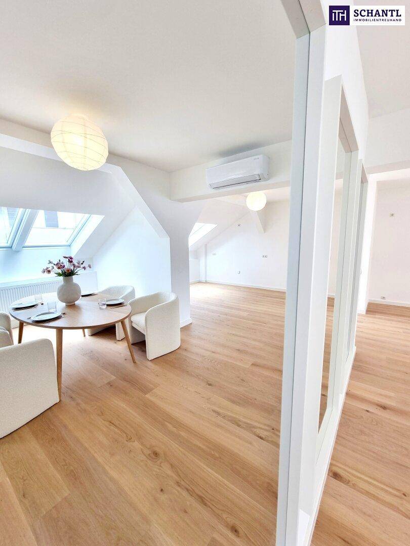 Heller Essbereich mit Holztisch und Stühlen, offen zum Wohnbereich, mit Klimaanlage.