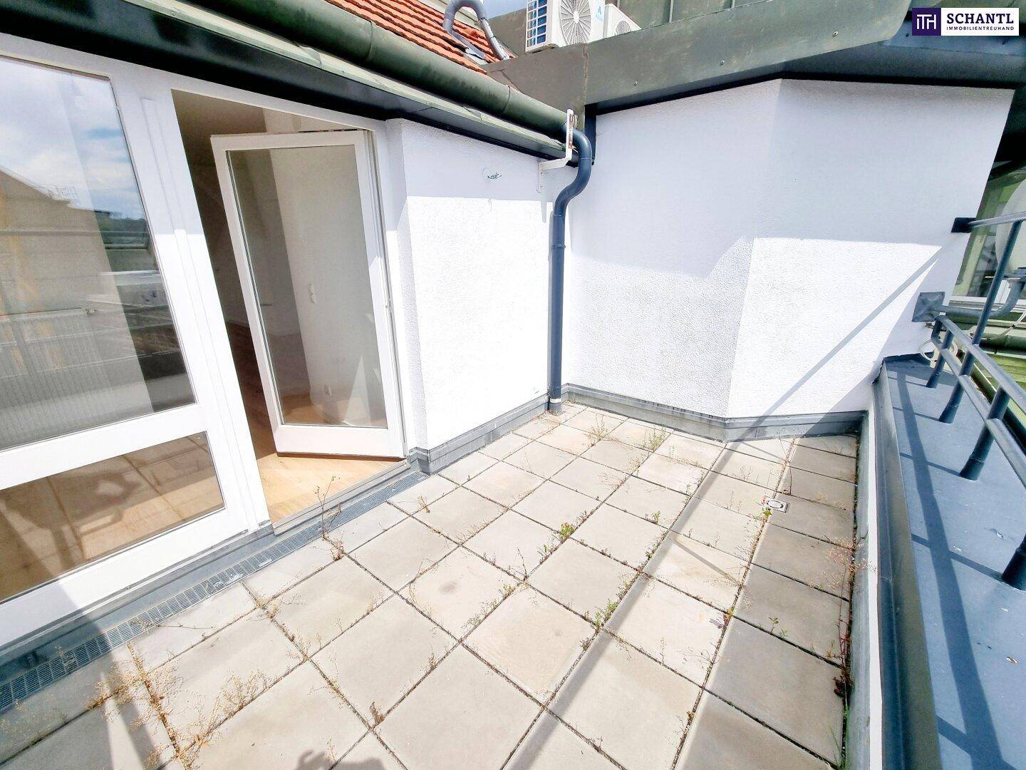 Kleiner Balkon mit Fliesenboden und Blick auf die Umgebung, zugänglich vom Innenraum.