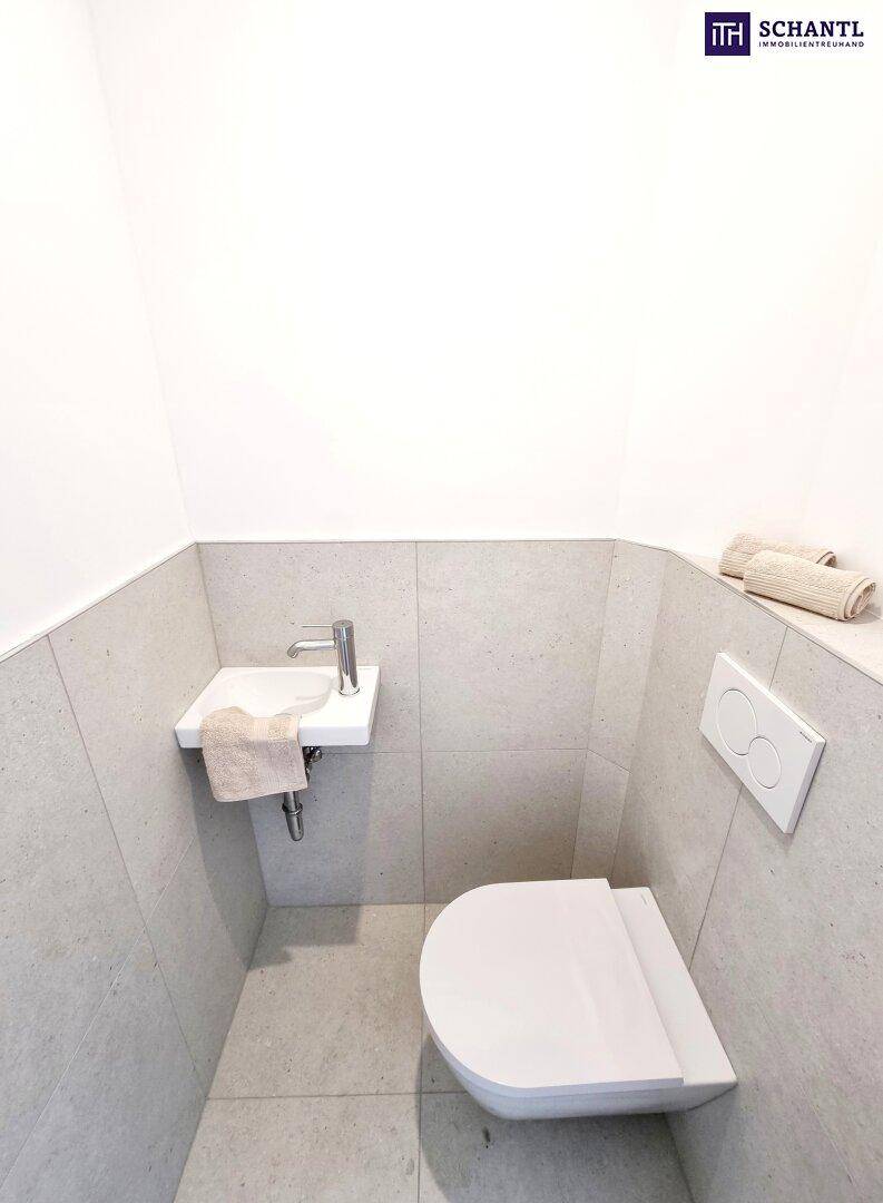 Kleines, modernes Gäste-WC mit Wand-WC und kompaktem Waschbecken.