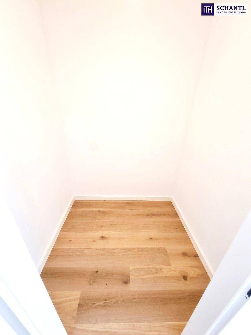 Kleiner, leerer Abstellraum mit Holzboden, ideal für zusätzlichen Stauraum.