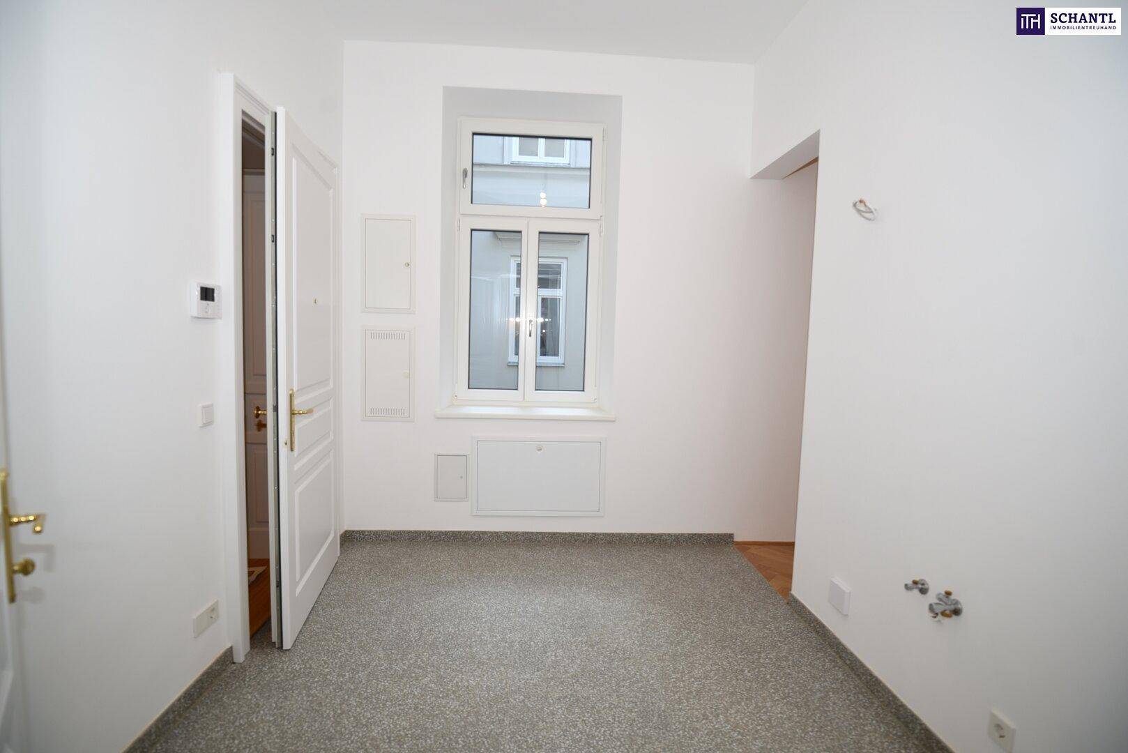 Leerer Raum mit gesprenkeltem Boden, Fenster und sichtbaren Sanitäranschlüssen für zukünftige Nutzung.