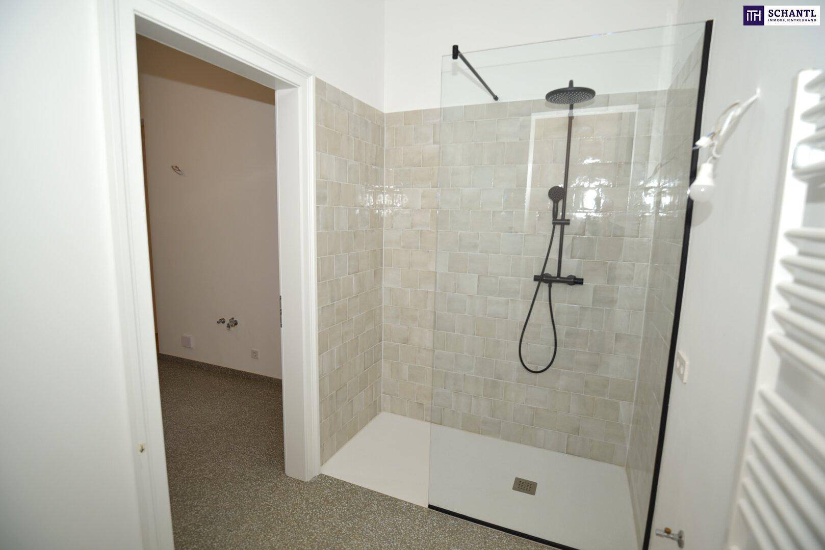 Modernes Badezimmer mit begehbarer Dusche, Regendusche und hellen Fliesen.