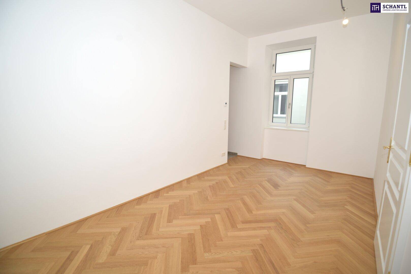 Heller Raum mit klassischem Fischgrätparkett und einem Fenster, ideal für verschiedene Wohnkonzepte.