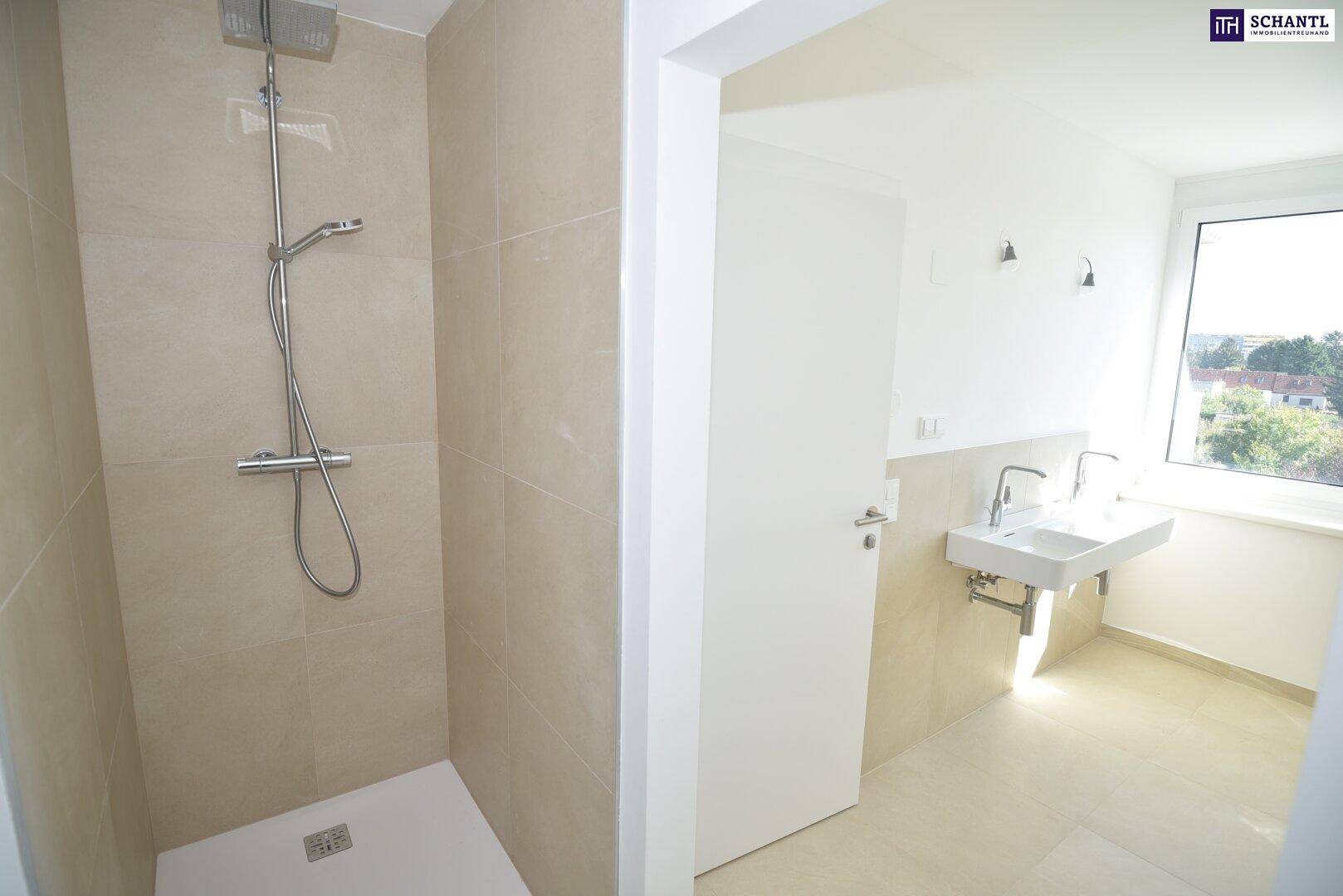 Modernes Badezimmer mit begehbarer Dusche und Doppelwaschbecken, hell gefliest und mit Fenster.