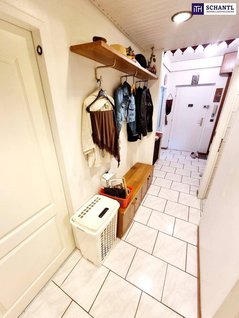 Eingangsbereich mit Fliesenboden, Garderobe und Zugang zu weiteren Wohnräumen.