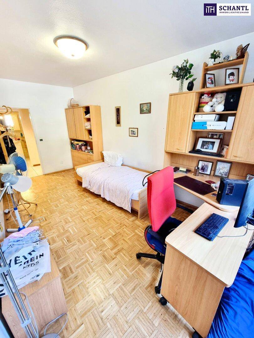Zimmer mit Einzelbett, Schreibtisch, Holzmöbeln und Parkettboden, ideal für Kinder oder Gäste.