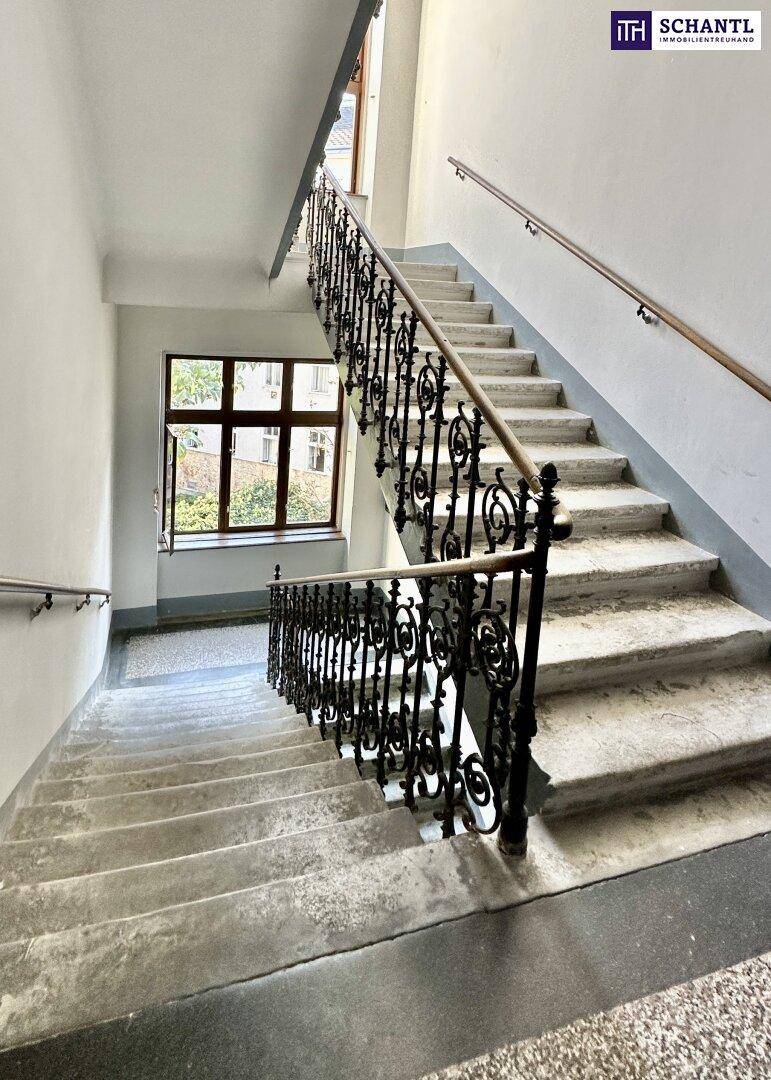Geräumiges Treppenhaus mit natürlichem Licht und klassischem Design.