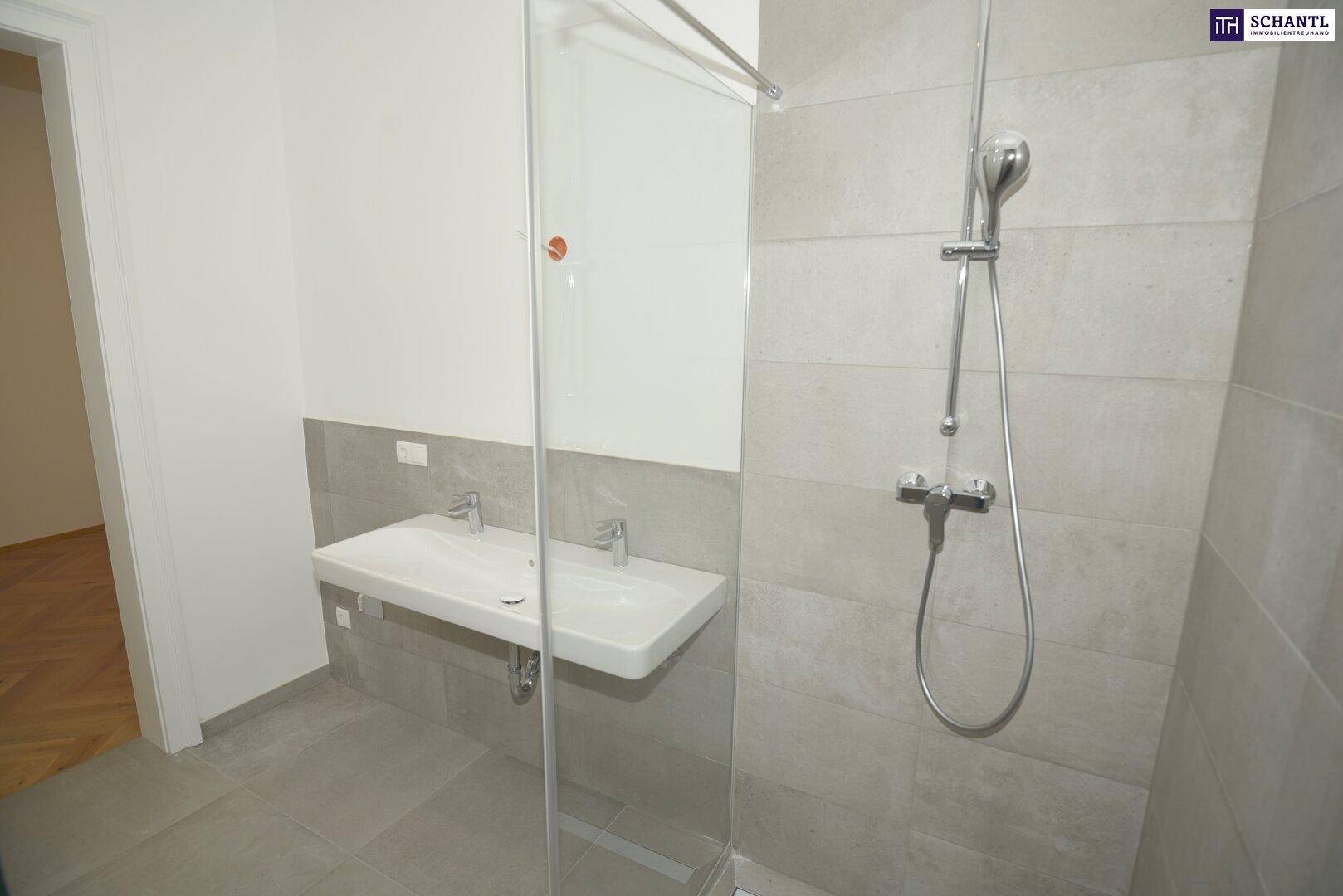 Modernes Badezimmer mit Doppelwaschbecken und begehbarer Dusche.