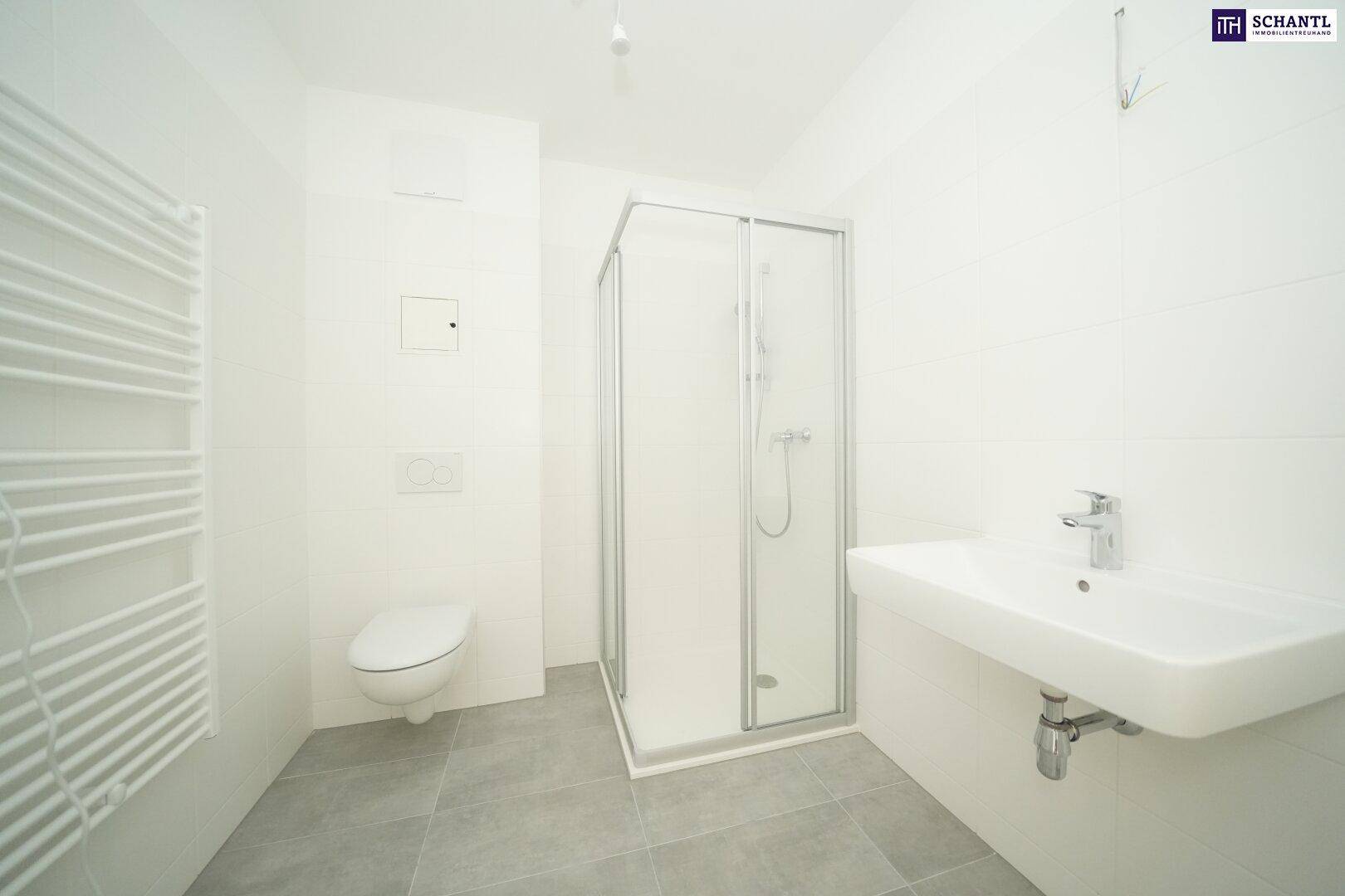 Modernes Badezimmer mit Dusche, WC, Waschbecken und beheiztem Handtuchhalter in Weiß und Grau.