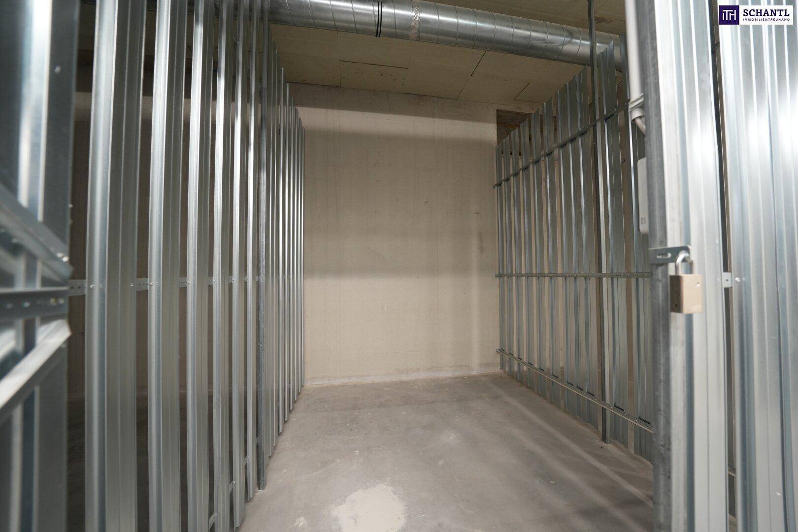 Individueller Kellerabstellraum mit Metallwänden und Betonboden, ideal für zusätzlichen Stauraum.