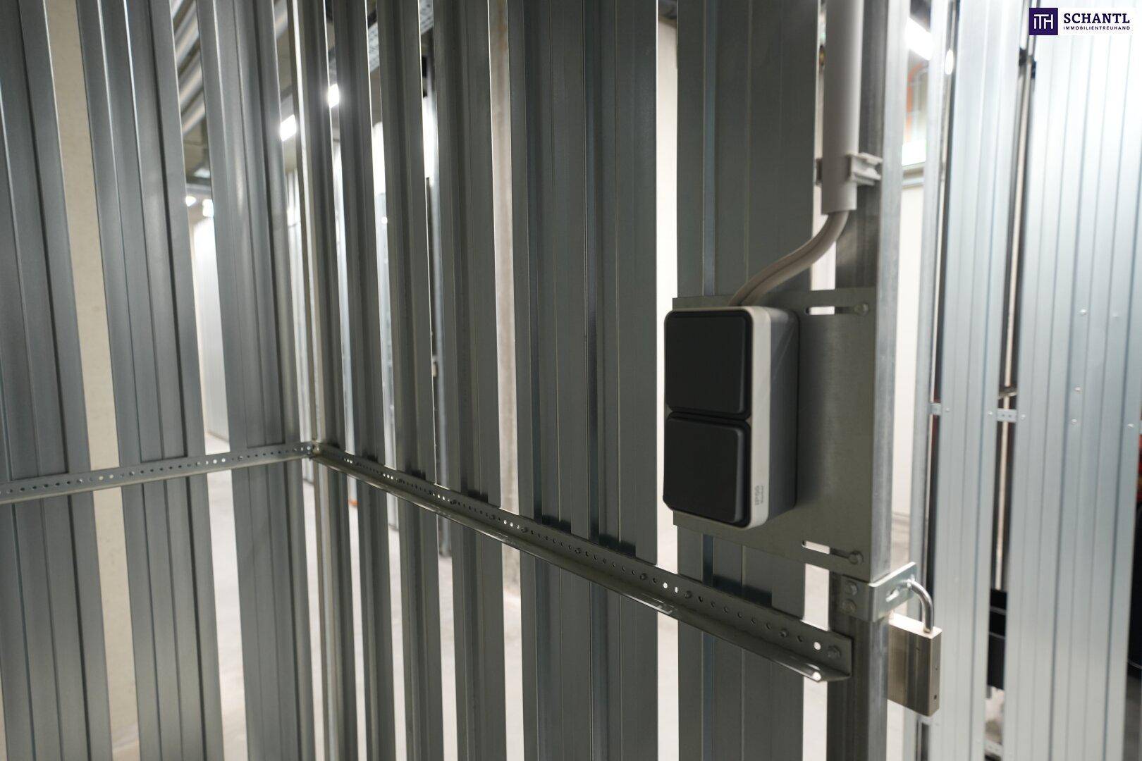 Detailansicht eines Kellerabteils mit Metallgitterwand und Stromanschluss.