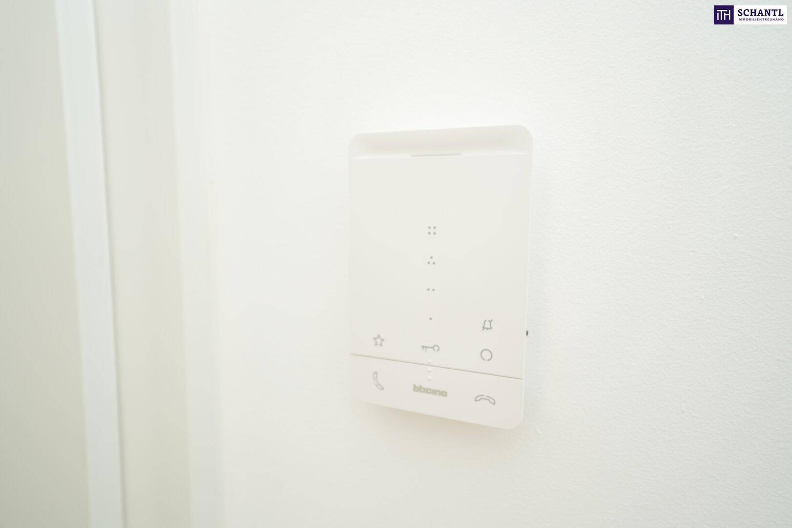 Moderne Gegensprechanlage an einer weißen Wand im Eingangsbereich der Wohnung.