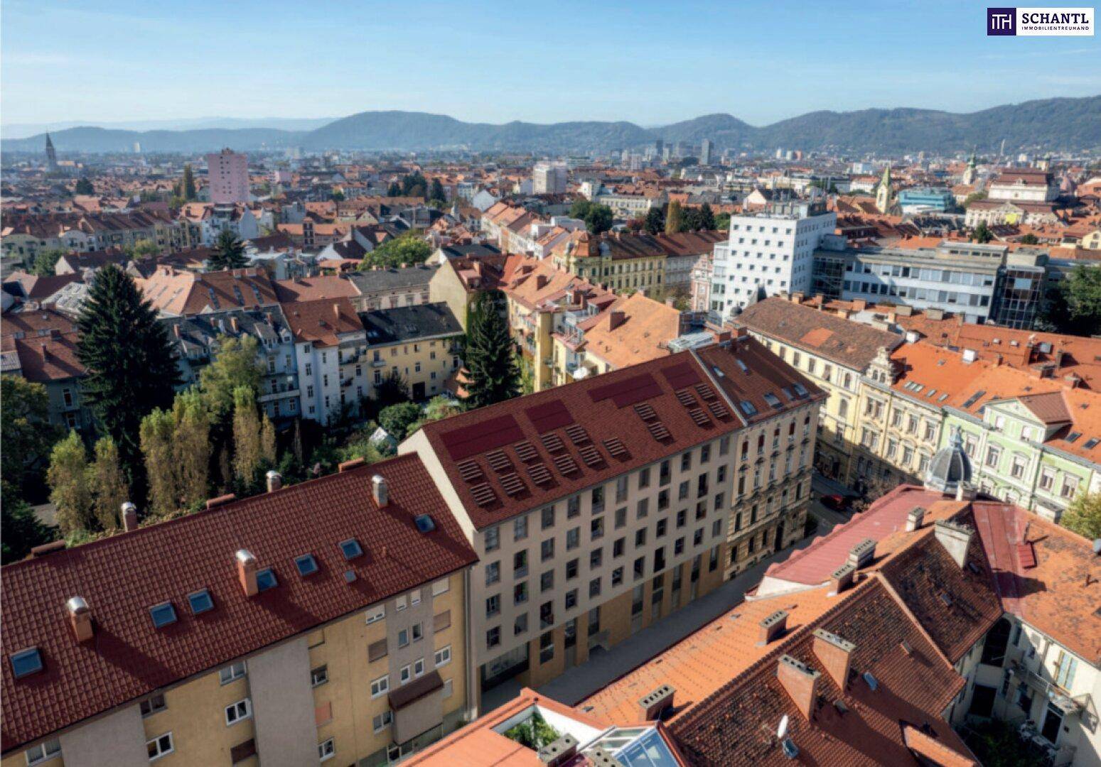 Panoramablick über eine historische Stadt mit roten Dächern und Bergen am Horizont.