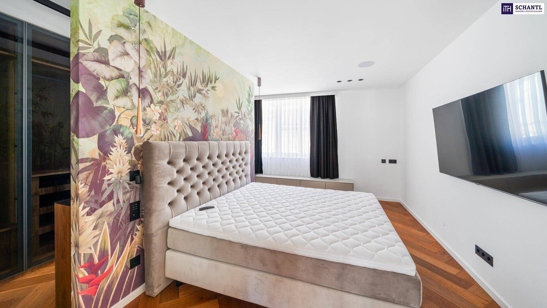 Modernes Schlafzimmer mit floraler Tapete, Fischgrätparkett und integriertem begehbarem Kleiderschrank.