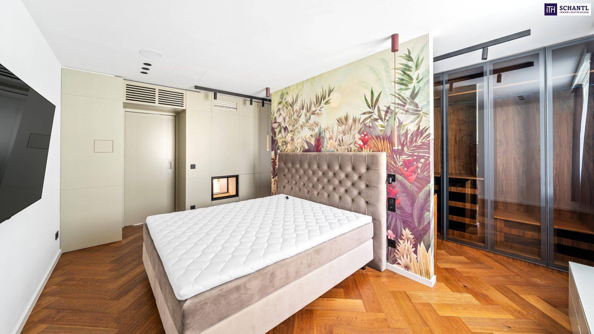 Schlafzimmer mit modernem Bett, floraler Wandgestaltung und einem integrierten Kamin.