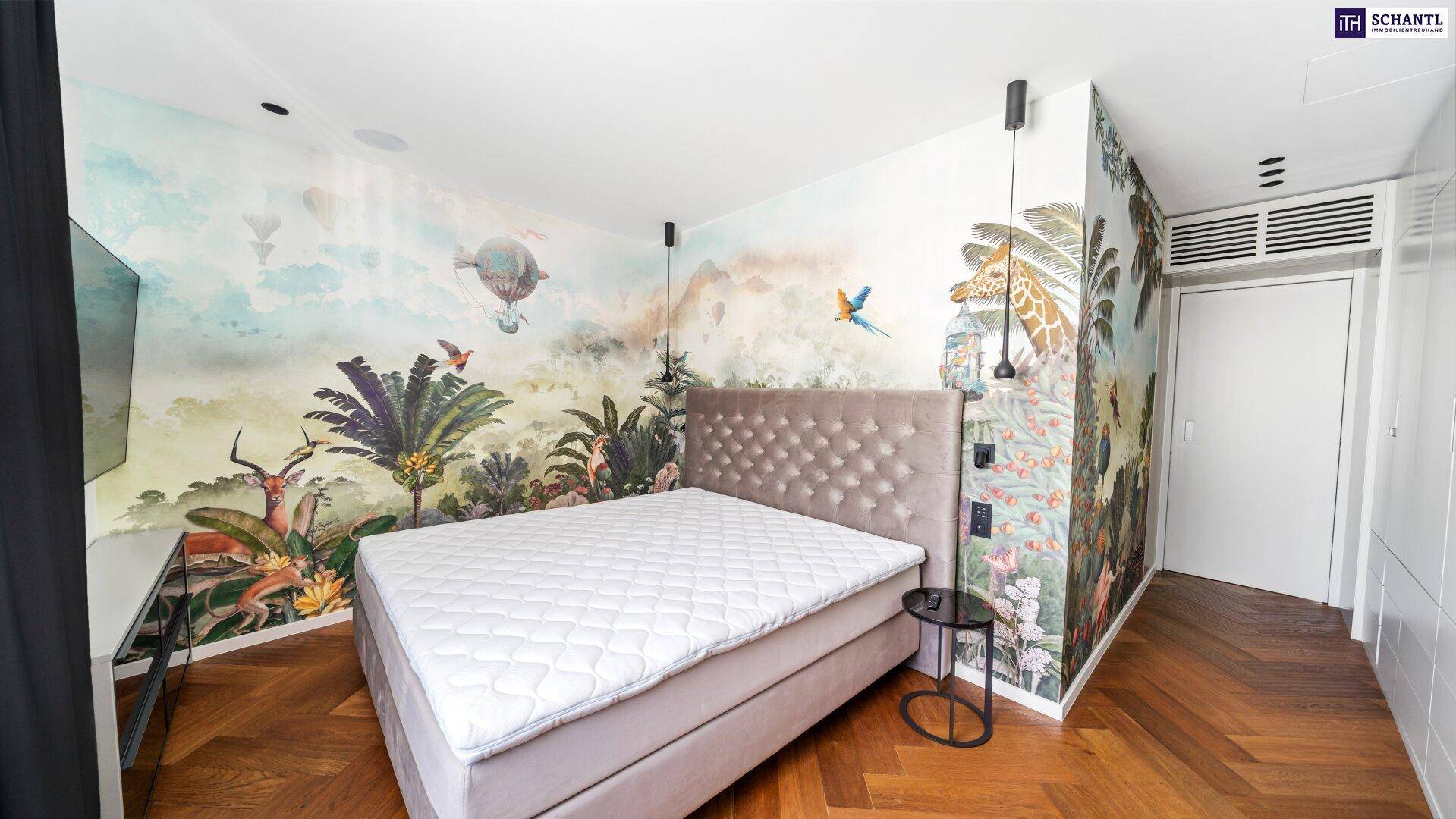 Kinderzimmer mit farbenfroher Tapete, Tiermotiven, bequemem Bett und Fischgrätparkettboden.